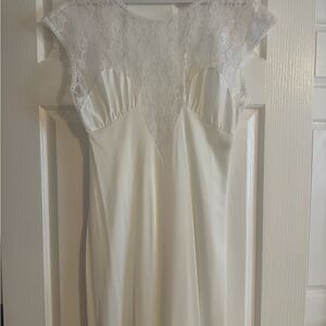 1970’s Elegant White Lace Cap-Sleeve Slip
